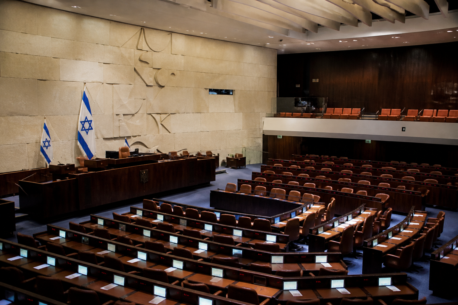 אולם הכנסת — המקום שבו אמורה להתקבל אחריות, לא להתחמק ממנה