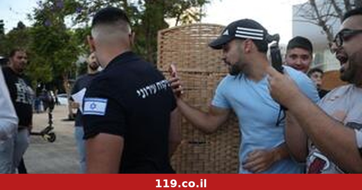 אף חילוני לא הגיע להתעמת עם מרדכי דוד וחבריו, אז הם רבו עם שוטרים ופקחים