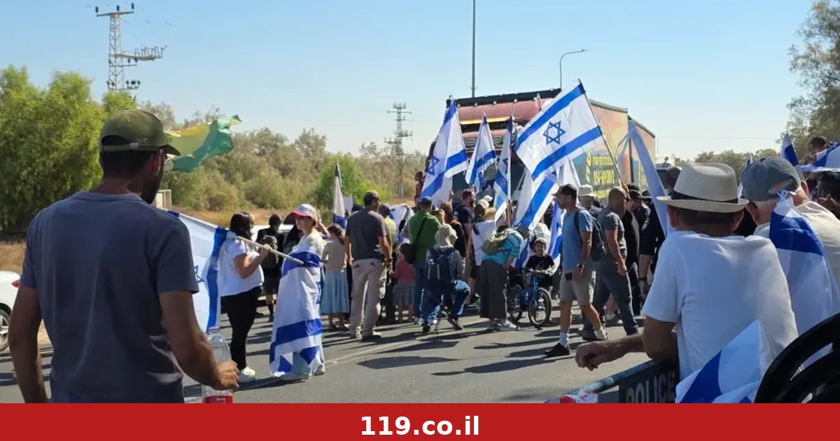 גלעד ארדן הגיע לתמוך במחאה - וסולק מהמיקרופון: "אתה משתמש בנו"