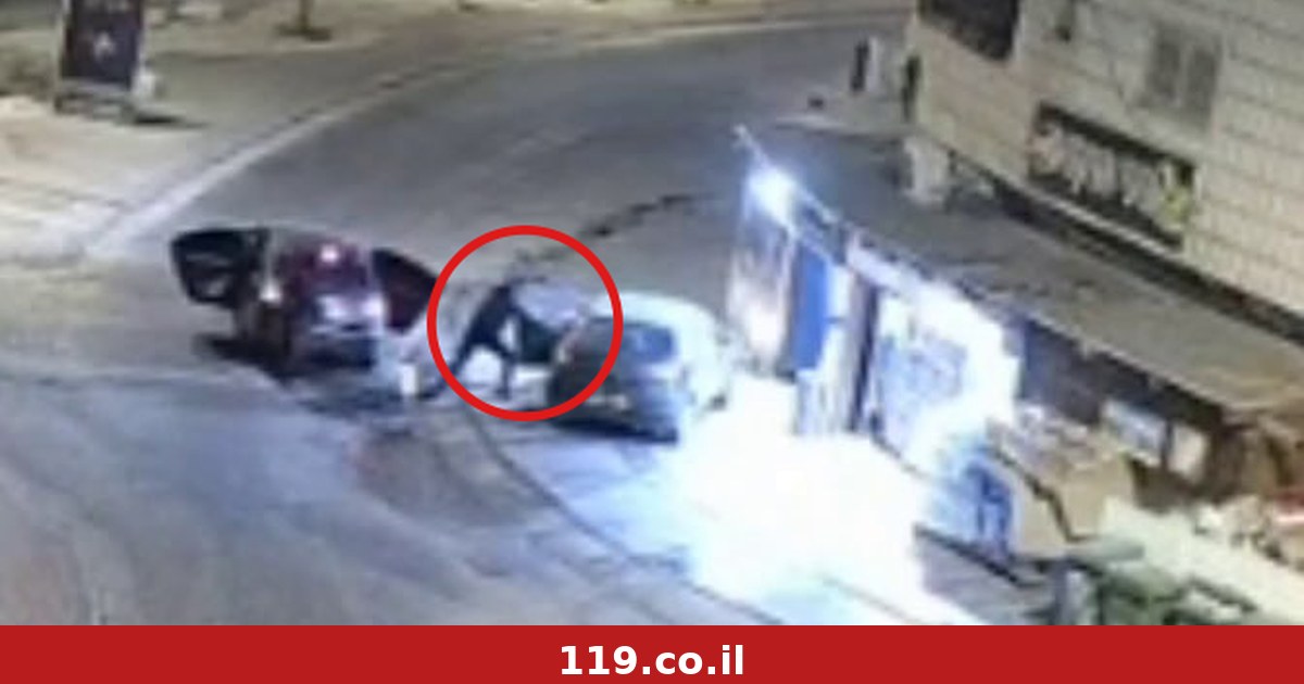 תיעוד דרמטי מרהט: צעיר נכנס לרכב, רעולי פנים פותחים את דלתו - ויורים מטווח קצר