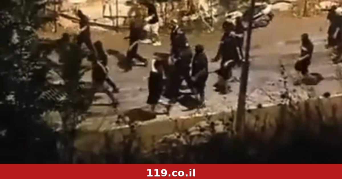 רעולי פנים הגיעו למתחם האימונים של בית"ר, השליכו נפצים ואיימו על השחקנים | צפו