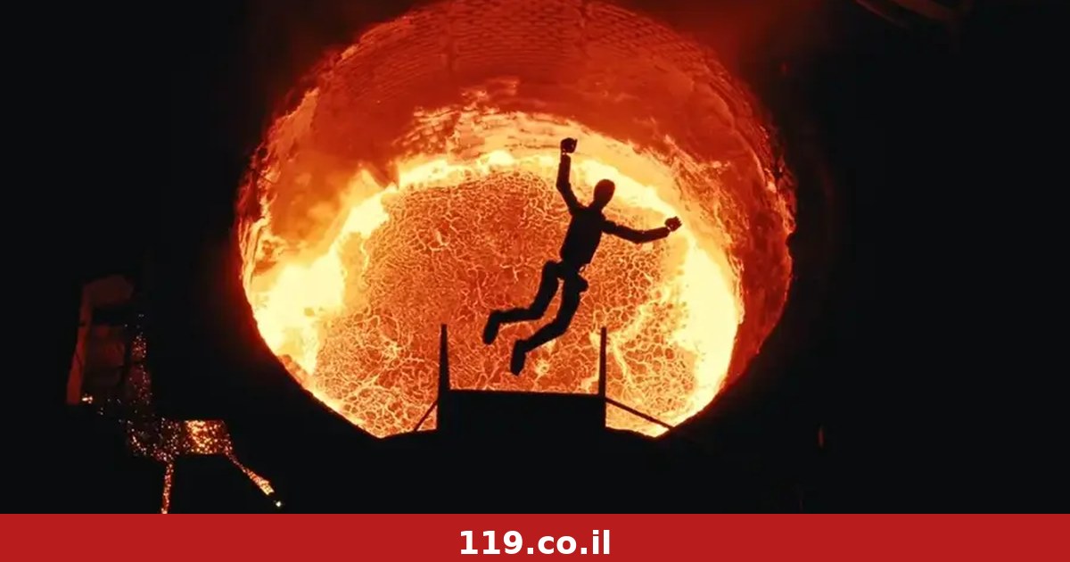 כמו בסרט: הרובוטים צעדו אל מותם וקפצו לתוך פלדה רותחת